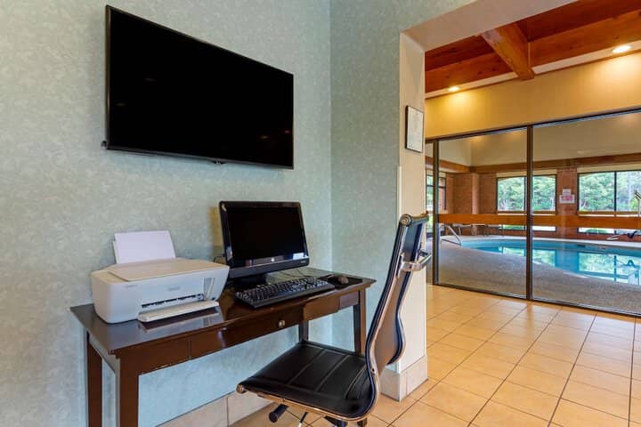 Business Center 23 of 25